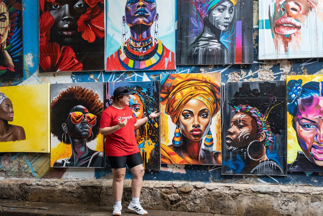 Intrepid leader gives a talk with street art in Cartagena, Colombia