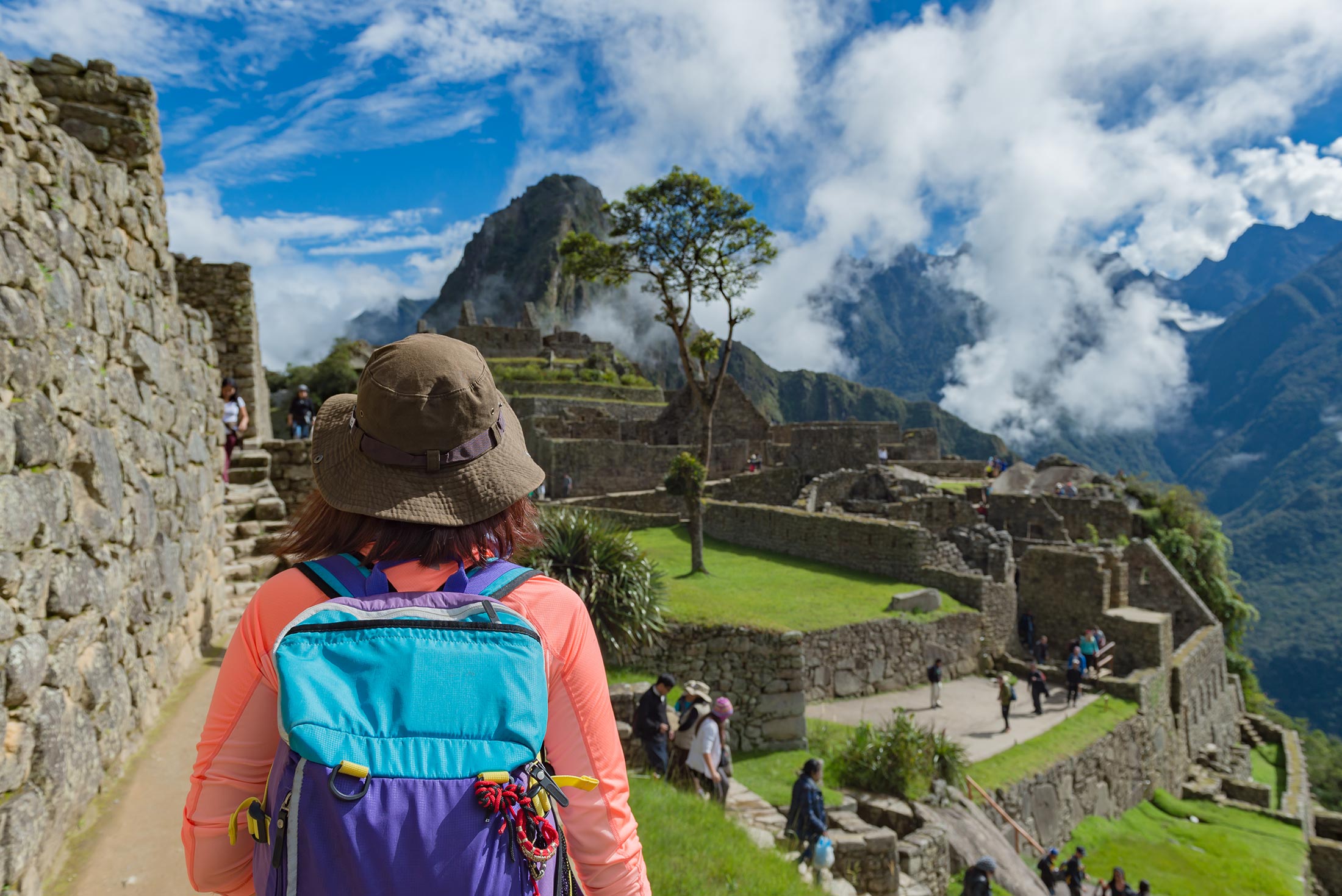 peru_machu-picchu_woman-looking