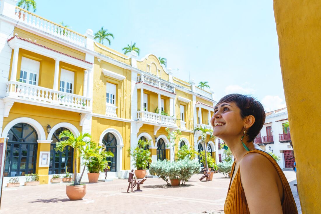 Traveller marvelling at the colourful buildings and streets of Cartagena Colombia