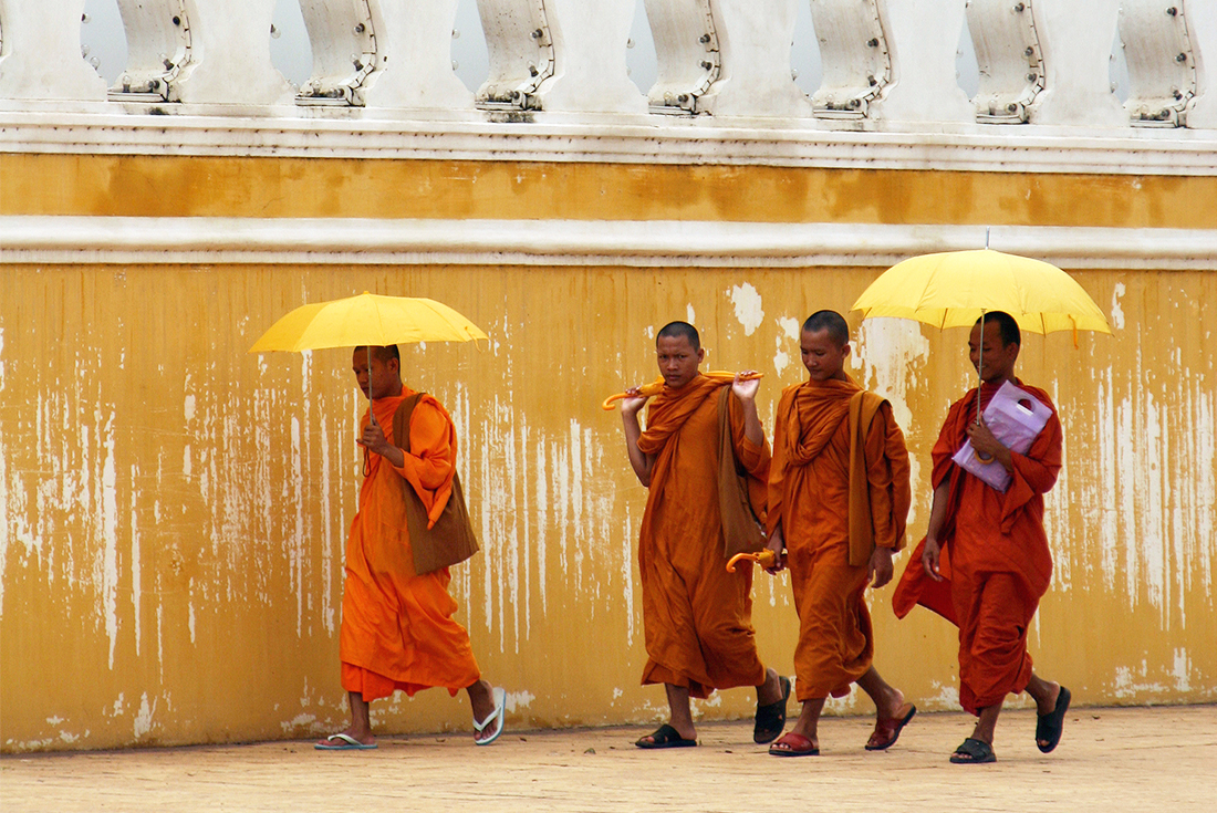 cambodia angkor wat monks